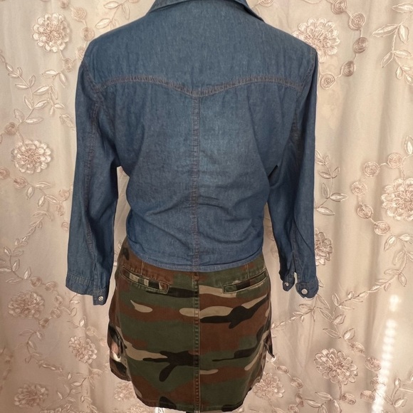 Zara sz M, light denim colored button-down, cropped blouse. - Picture 9 of 14